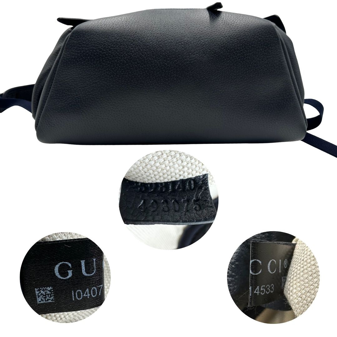 Base e codici di uno zaino Gucci in canvas pelle blu notte, con parti metalliche argentate. Iconica striscia Web in verde/rosso sul front, con cinghie regolabili e tasche laterali. Completo di dustbag.