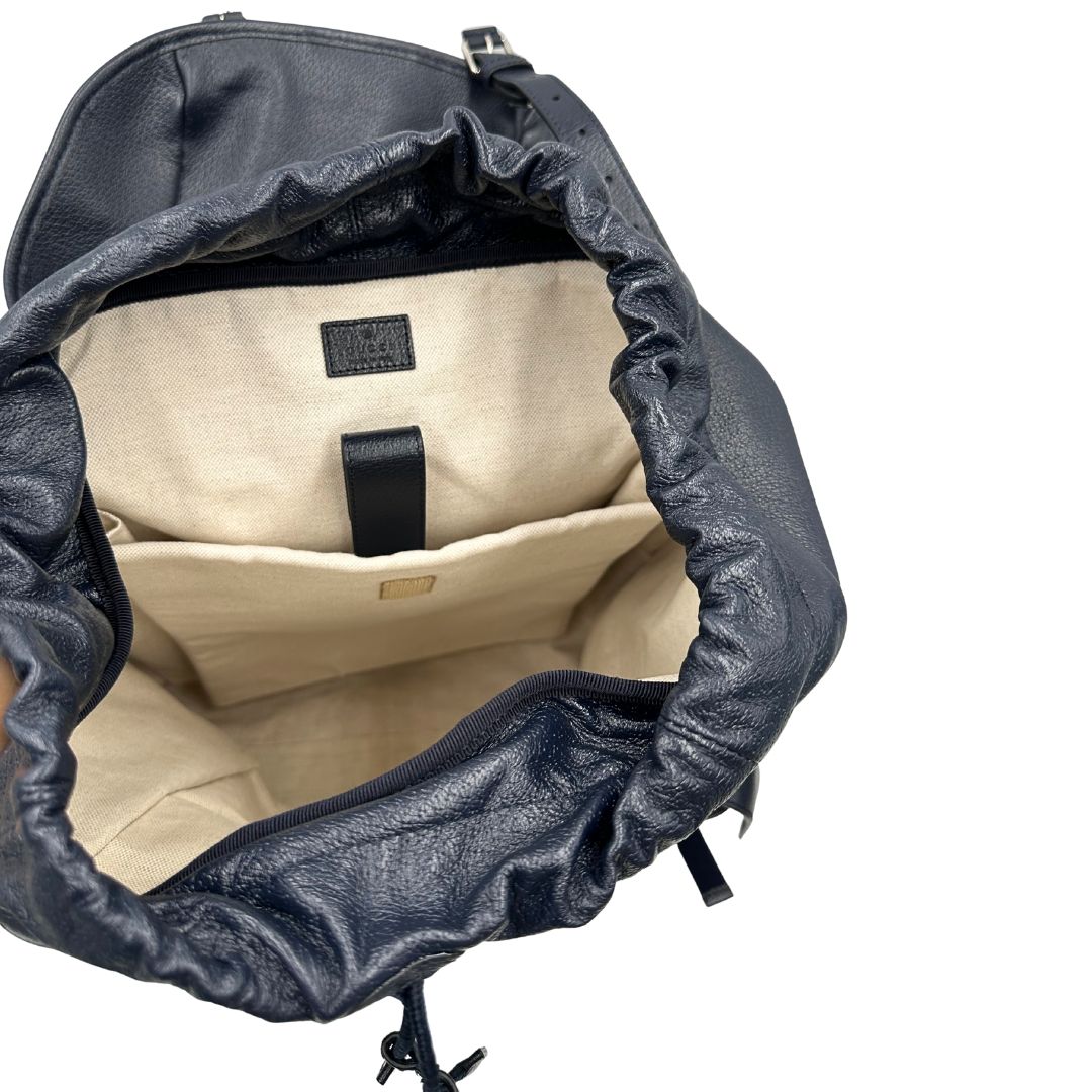 Interno di uno zaino Gucci in canvas pelle blu notte, con parti metalliche argentate. Iconica striscia Web in verde/rosso sul front, con cinghie regolabili e tasche laterali. Completo di dustbag.