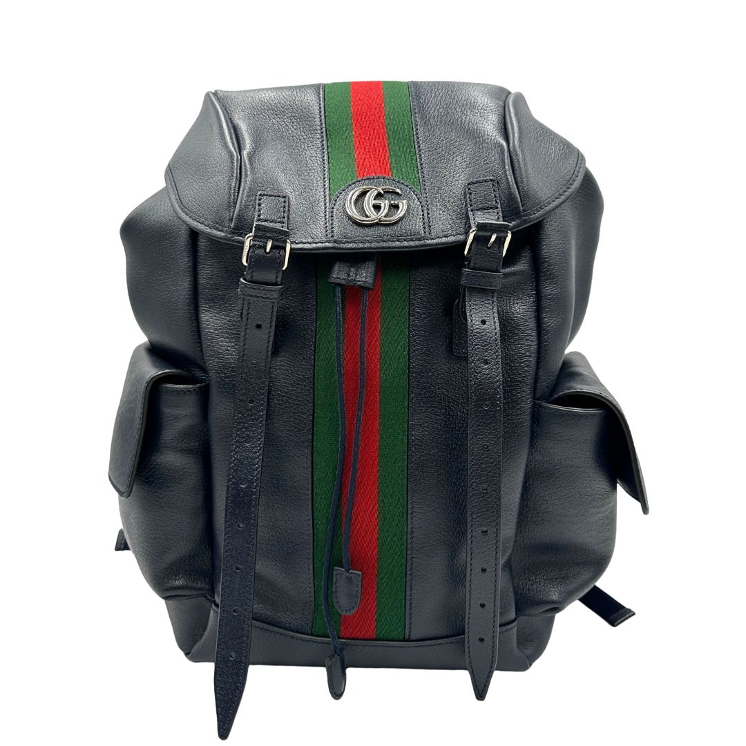 Front di uno zaino Gucci in canvas pelle blu notte, con parti metalliche argentate. Iconica striscia Web in verde/rosso sul front, con cinghie regolabili e tasche laterali. Completo di dustbag.