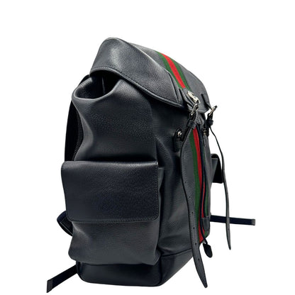 Laterale sinistro di uno zaino Gucci in canvas pelle blu notte, con parti metalliche argentate. Iconica striscia Web in verde/rosso sul front, con cinghie regolabili e tasche laterali. Completo di dustbag.