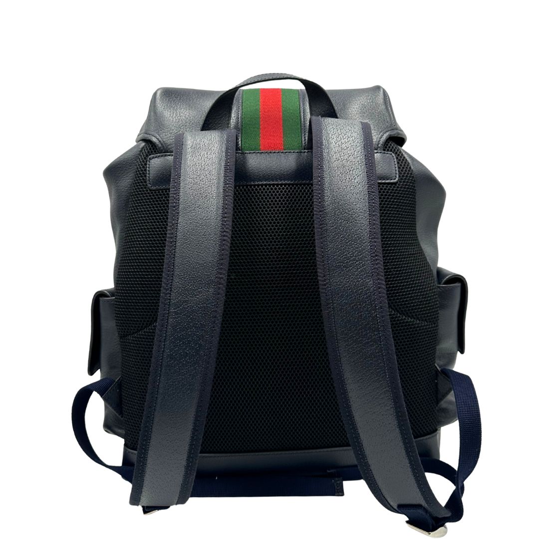 Retro di uno Zaino Gucci in canvas pelle blu notte, con parti metalliche argentate. Iconica striscia Web in verde/rosso sul front, con cinghie regolabili e tasche laterali. Completo di dustbag.