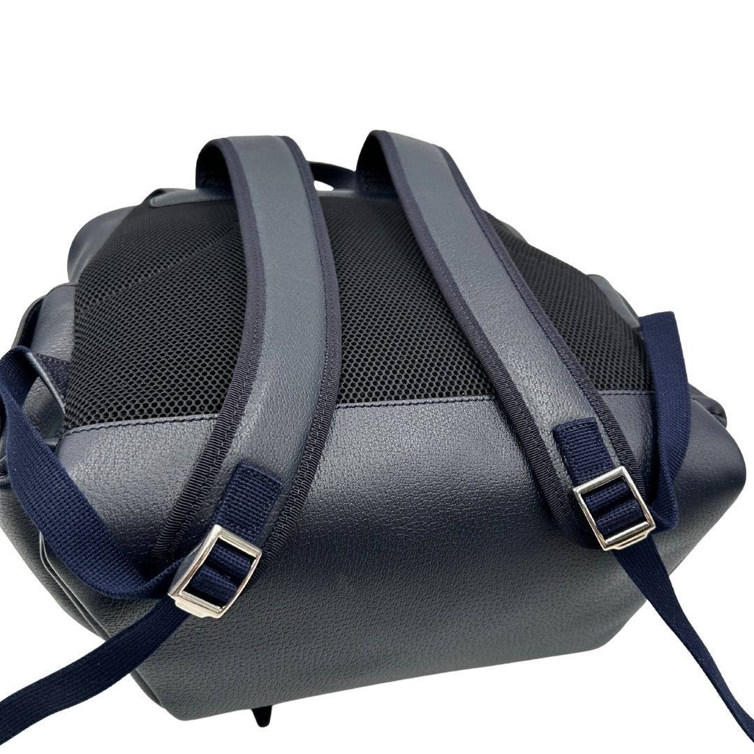 Cinghie di uno zaino Gucci in canvas pelle blu notte, con parti metalliche argentate. Iconica striscia Web in verde/rosso sul front, con tasche laterali. Completo di dustbag.