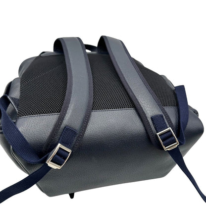 Cinghie di uno zaino Gucci in canvas pelle blu notte, con parti metalliche argentate. Iconica striscia Web in verde/rosso sul front, con tasche laterali. Completo di dustbag.