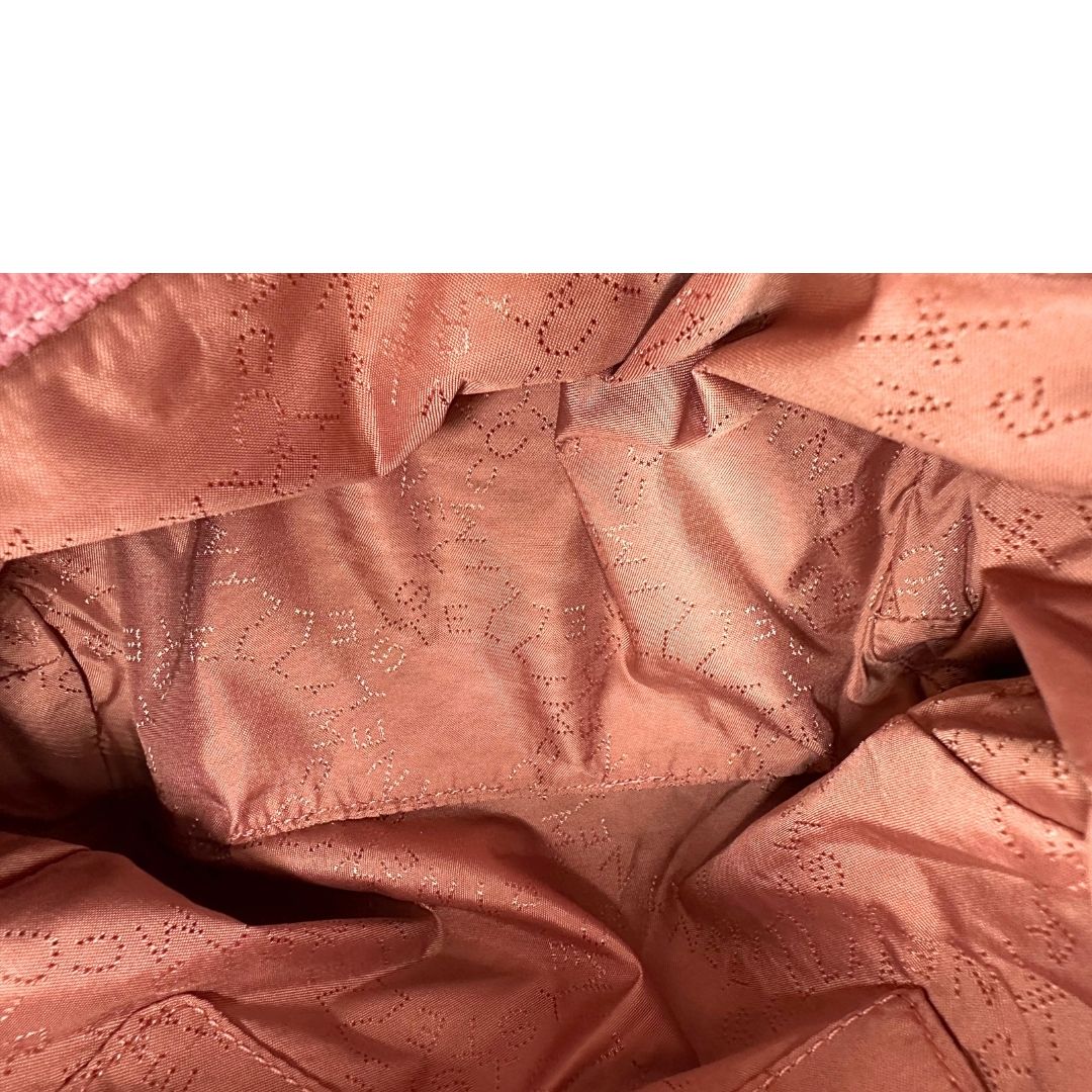 Interno di una borsa Stella McCartney Falabella in tessuto vegano rosa con parti metalliche argentate. Completa di dustbag.