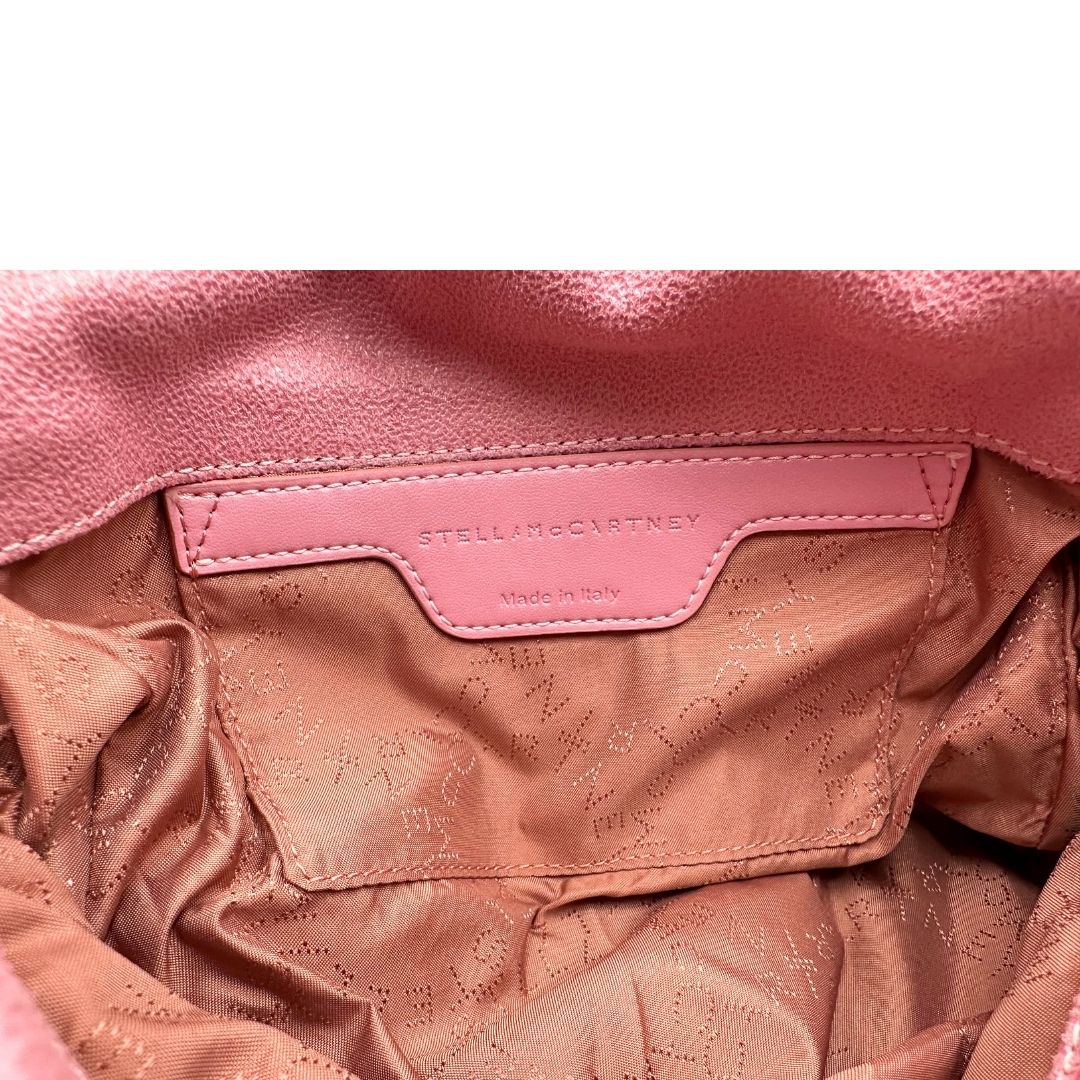 Interno di una borsa Stella McCartney Falabella in tessuto vegano rosa con parti metalliche argentate. Completa di dustbag.