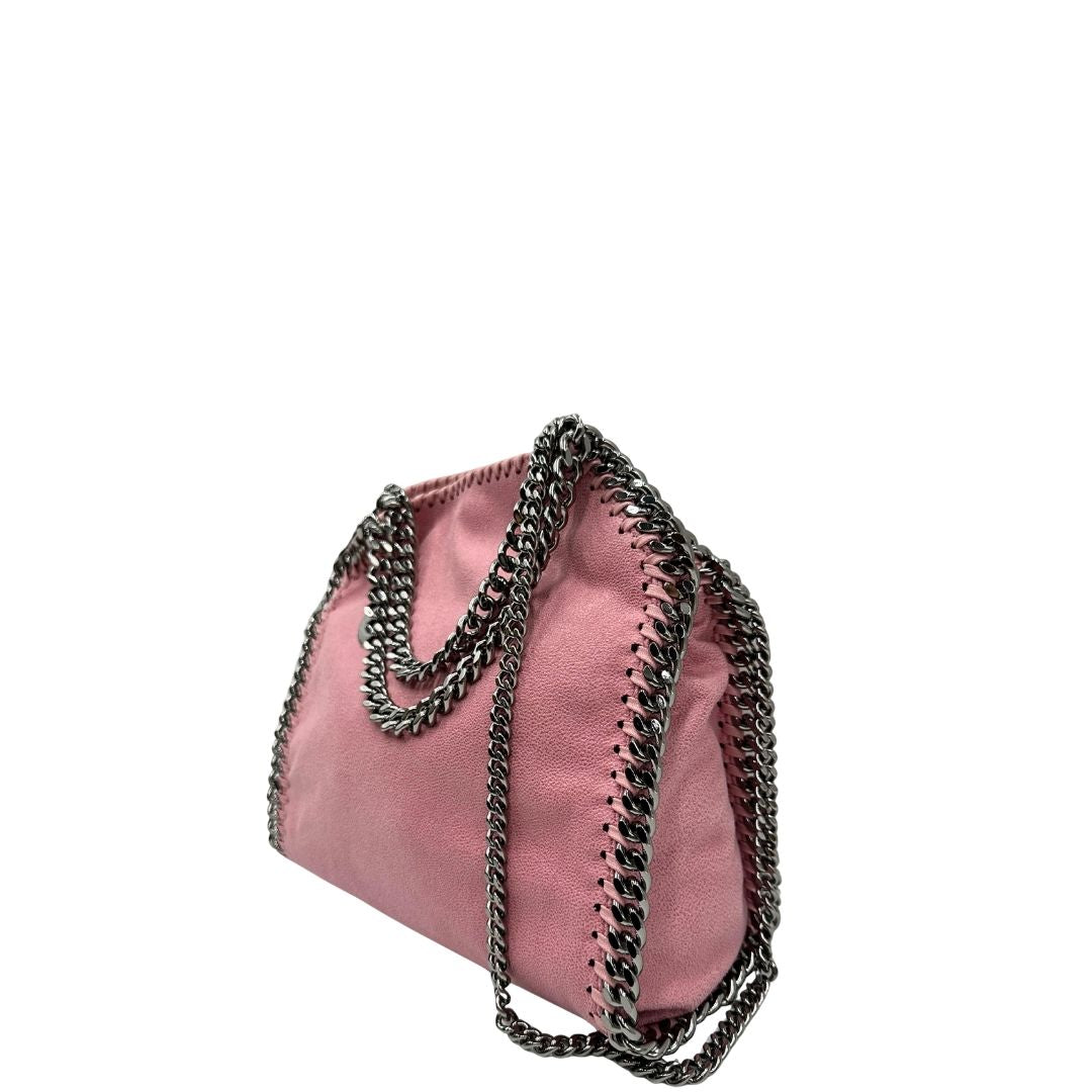 Laterale destro di una borsa Stella McCartney Falabella in tessuto vegano rosa con parti metalliche argentate. Completa di dustbag.