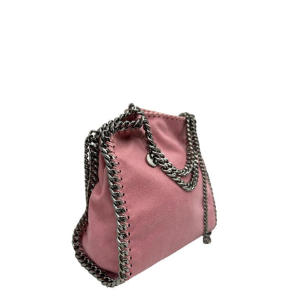 Laterale sinistro di una borsa Stella McCartney Falabella in tessuto vegano rosa con parti metalliche argentate. Completa di dustbag.