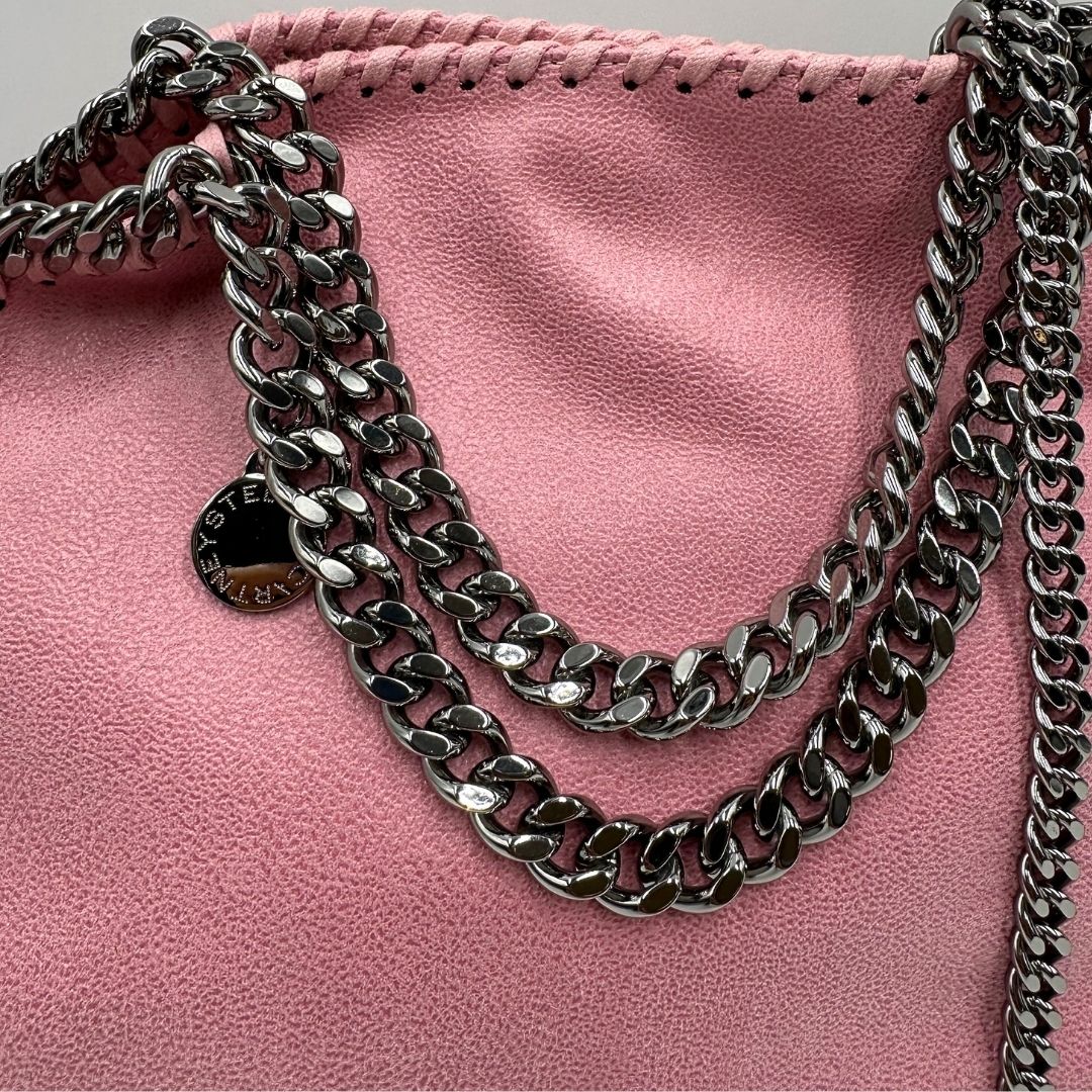 Manici di una borsa Stella McCartney Falabella in tessuto vegano rosa con parti metalliche argentate. Completa di dustbag.