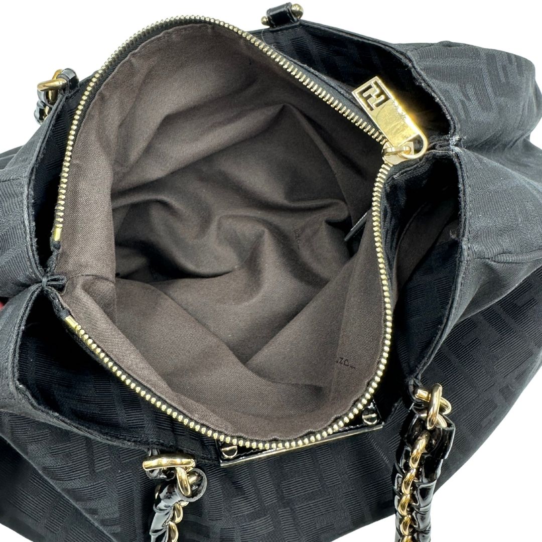 interno Borsa Fendi in tessuto nero con trama Zucca con finiture in pelle tono su tono e parti metalliche dorate; munita di doppi manici in pelle e catena, di lusso, originale, ottime condizioni, usata. 