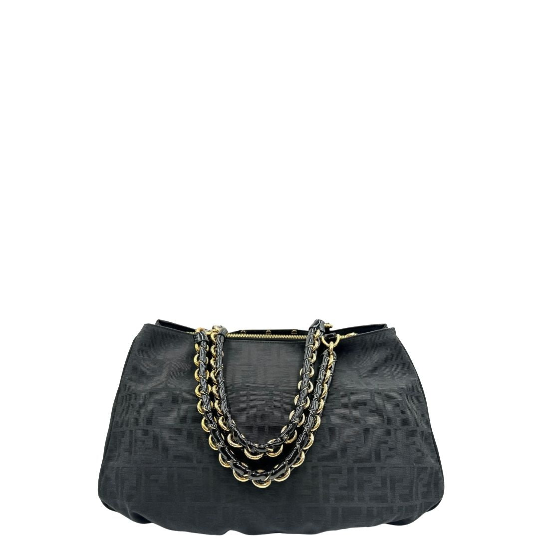 retro Borsa Fendi in tessuto nero con trama Zucca con finiture in pelle tono su tono e parti metalliche dorate; munita di doppi manici in pelle e catena, di lusso, originale, ottime condizioni, usata. 