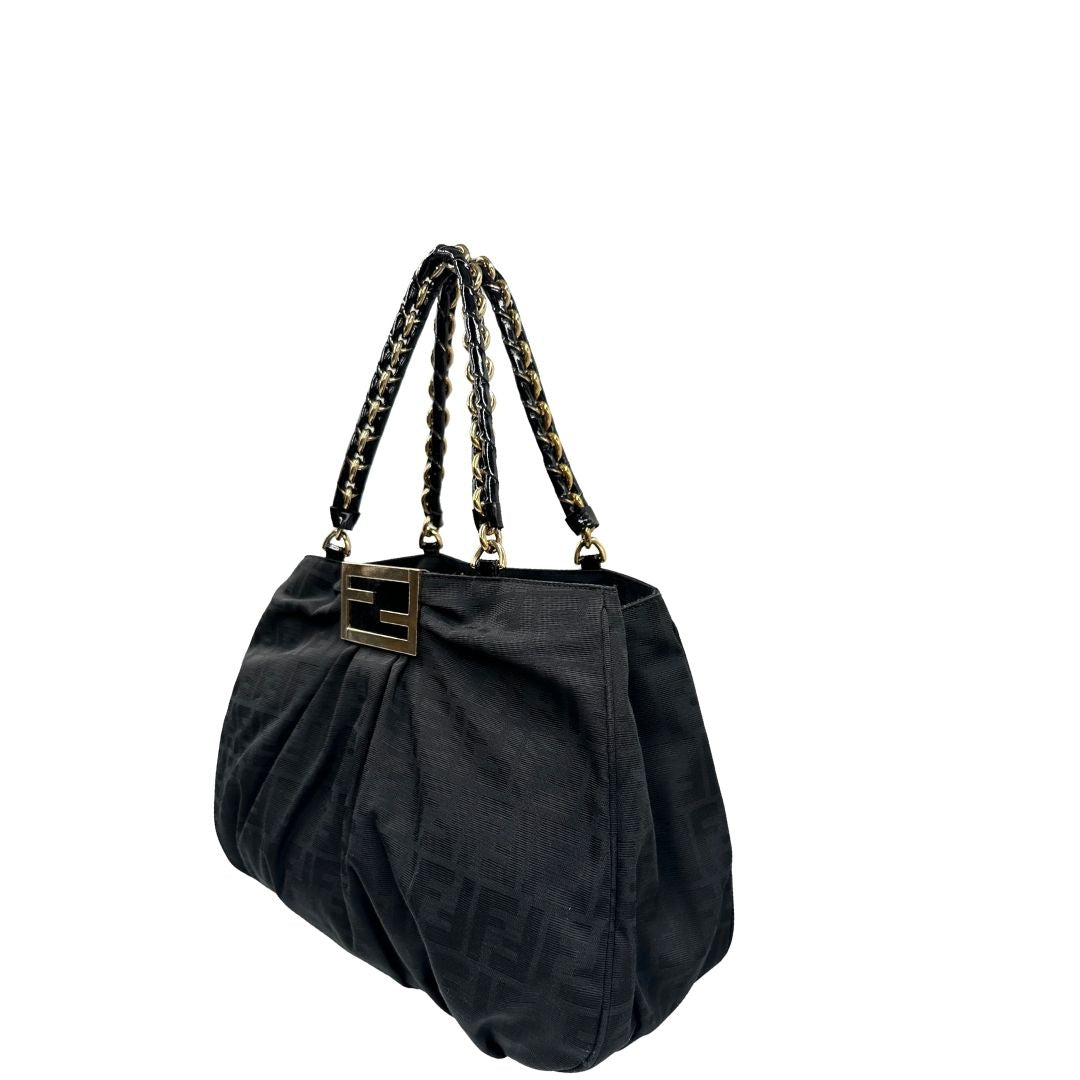 lato Borsa Fendi in tessuto nero con trama Zucca con finiture in pelle tono su tono e parti metalliche dorate; munita di doppi manici in pelle e catena, di lusso, originale, ottime condizioni, usata. 