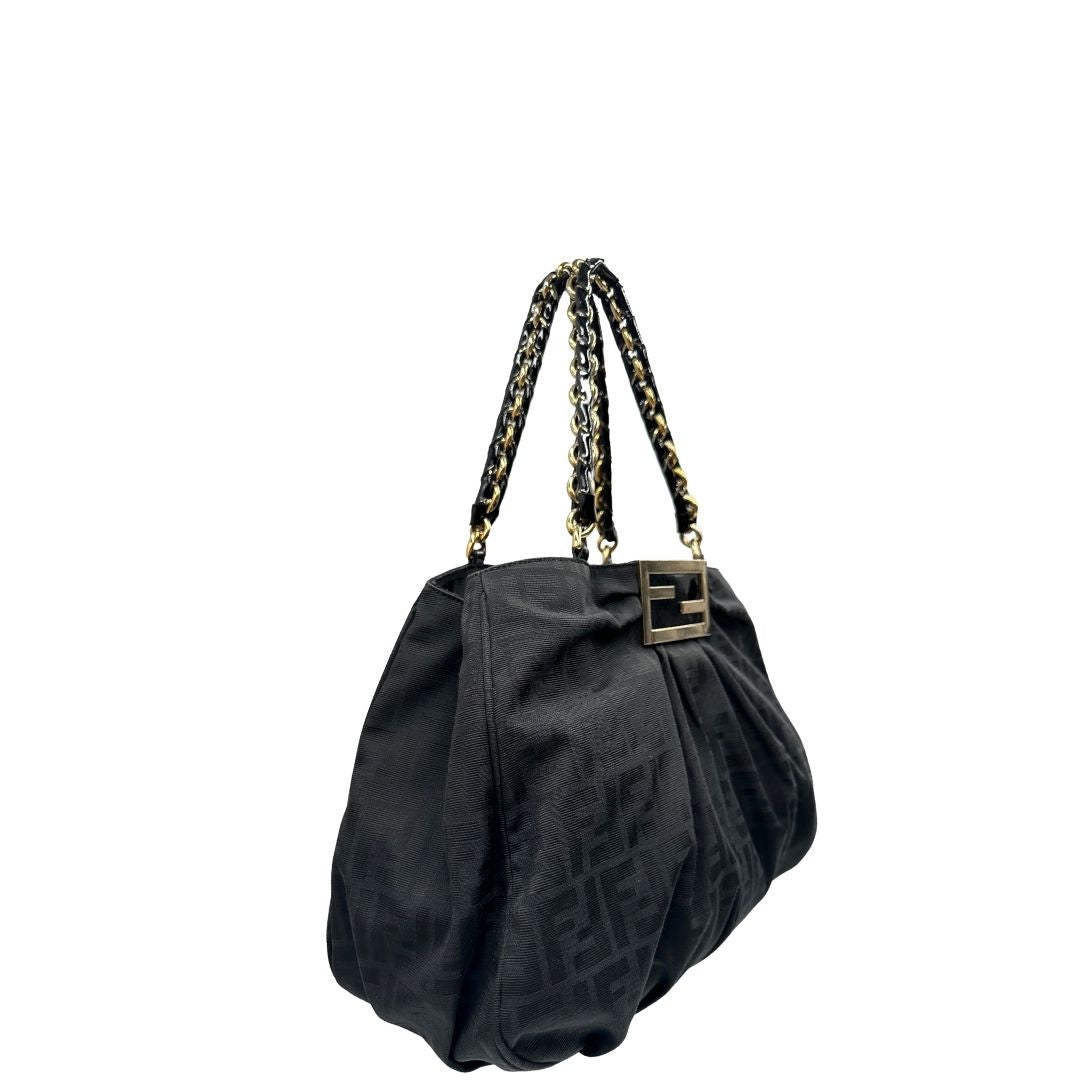 lato Borsa Fendi in tessuto nero con trama Zucca con finiture in pelle tono su tono e parti metalliche dorate; munita di doppi manici in pelle e catena, di lusso, originale, ottime condizioni, usata. 
