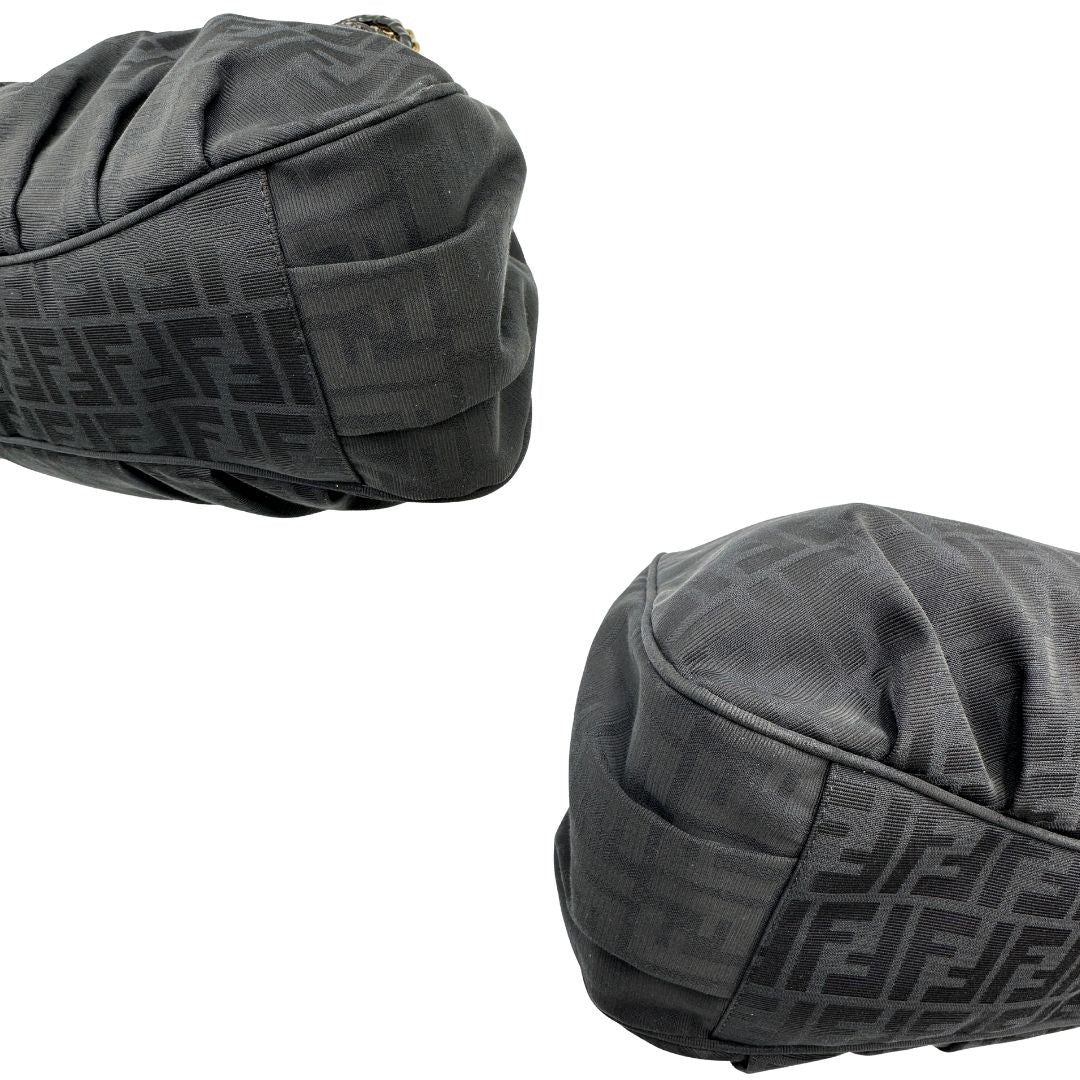 angoli Borsa Fendi in tessuto nero con trama Zucca con finiture in pelle tono su tono e parti metalliche dorate; munita di doppi manici in pelle e catena, di lusso, originale, ottime condizioni, usata. 