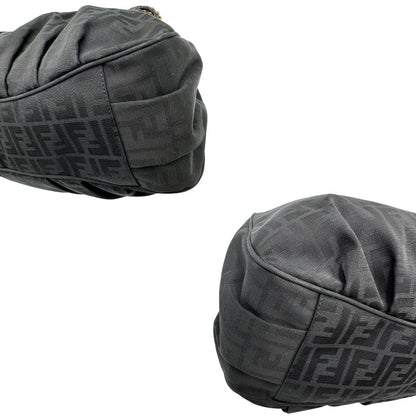 angoli Borsa Fendi in tessuto nero con trama Zucca con finiture in pelle tono su tono e parti metalliche dorate; munita di doppi manici in pelle e catena, di lusso, originale, ottime condizioni, usata. 