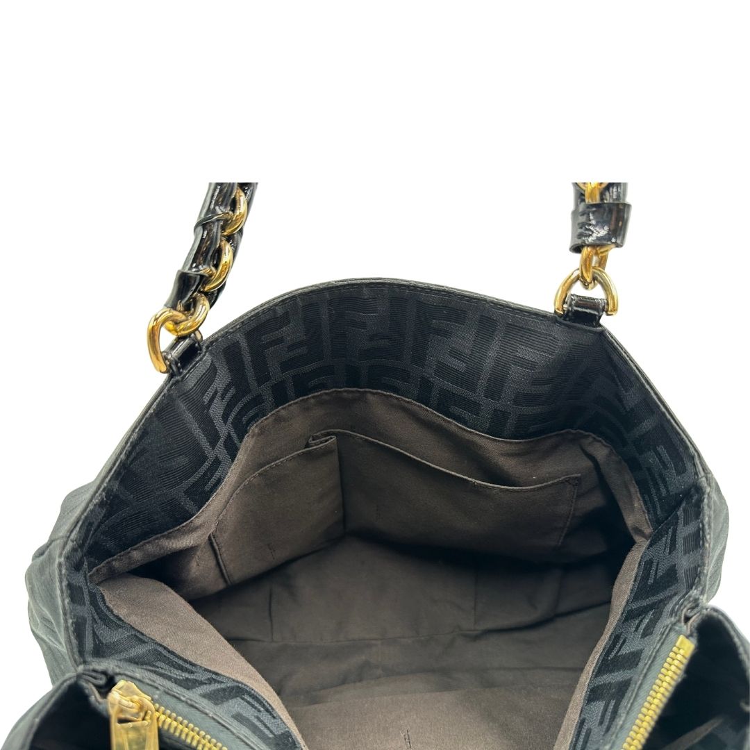 interno Borsa Fendi in tessuto nero con trama Zucca con finiture in pelle tono su tono e parti metalliche dorate; munita di doppi manici in pelle e catena, di lusso, originale, ottime condizioni, usata. 