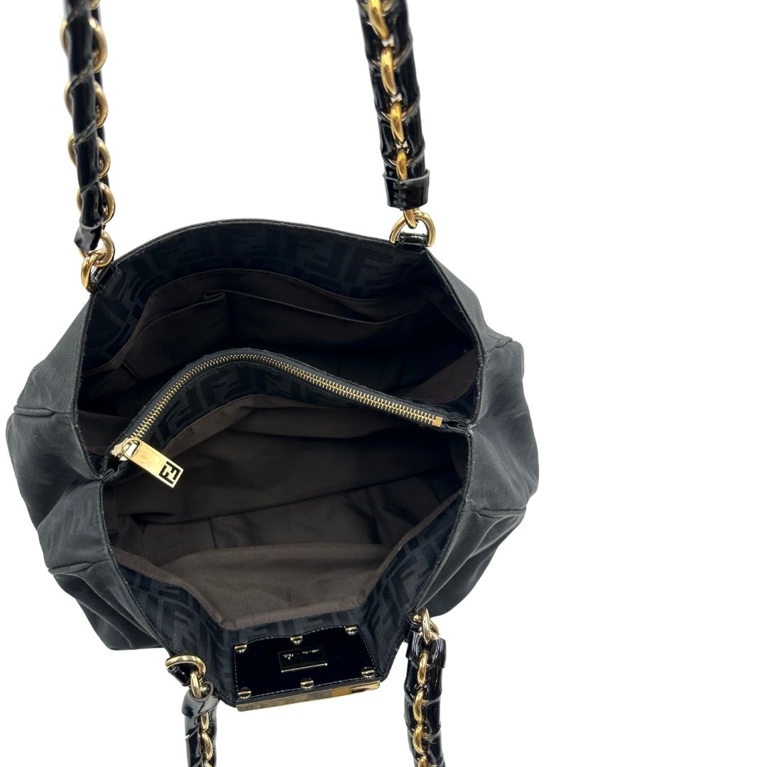 interno Borsa Fendi in tessuto nero con trama Zucca con finiture in pelle tono su tono e parti metalliche dorate; munita di doppi manici in pelle e catena, di lusso, originale, ottime condizioni, usata. 