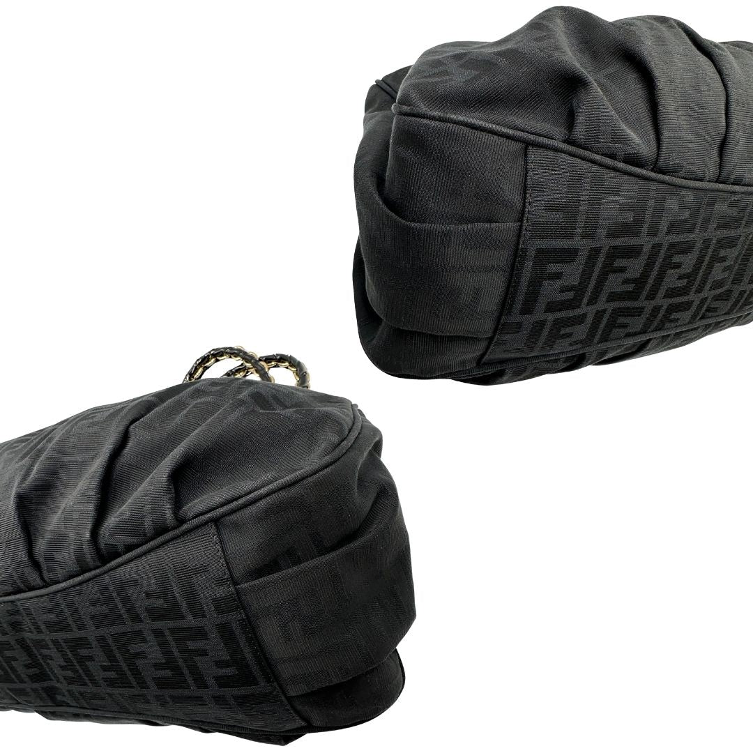 angoli Borsa Fendi in tessuto nero con trama Zucca con finiture in pelle tono su tono e parti metalliche dorate; munita di doppi manici in pelle e catena, di lusso, originale, ottime condizioni, usata. 