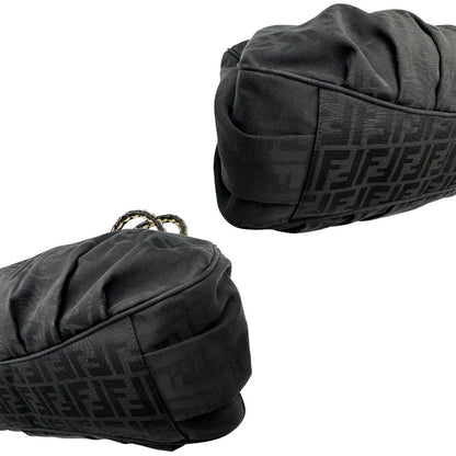 angoli Borsa Fendi in tessuto nero con trama Zucca con finiture in pelle tono su tono e parti metalliche dorate; munita di doppi manici in pelle e catena, di lusso, originale, ottime condizioni, usata. 