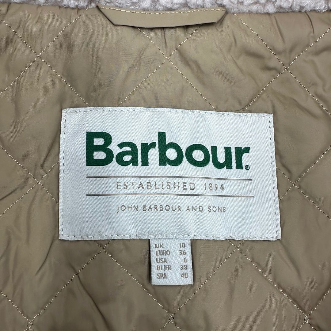 Gilet Barbour in 70% poliestere e 30% poliestere riciclato sui toni del beige e parti metalliche dorate, di lusso, originale, ottime condizioni.