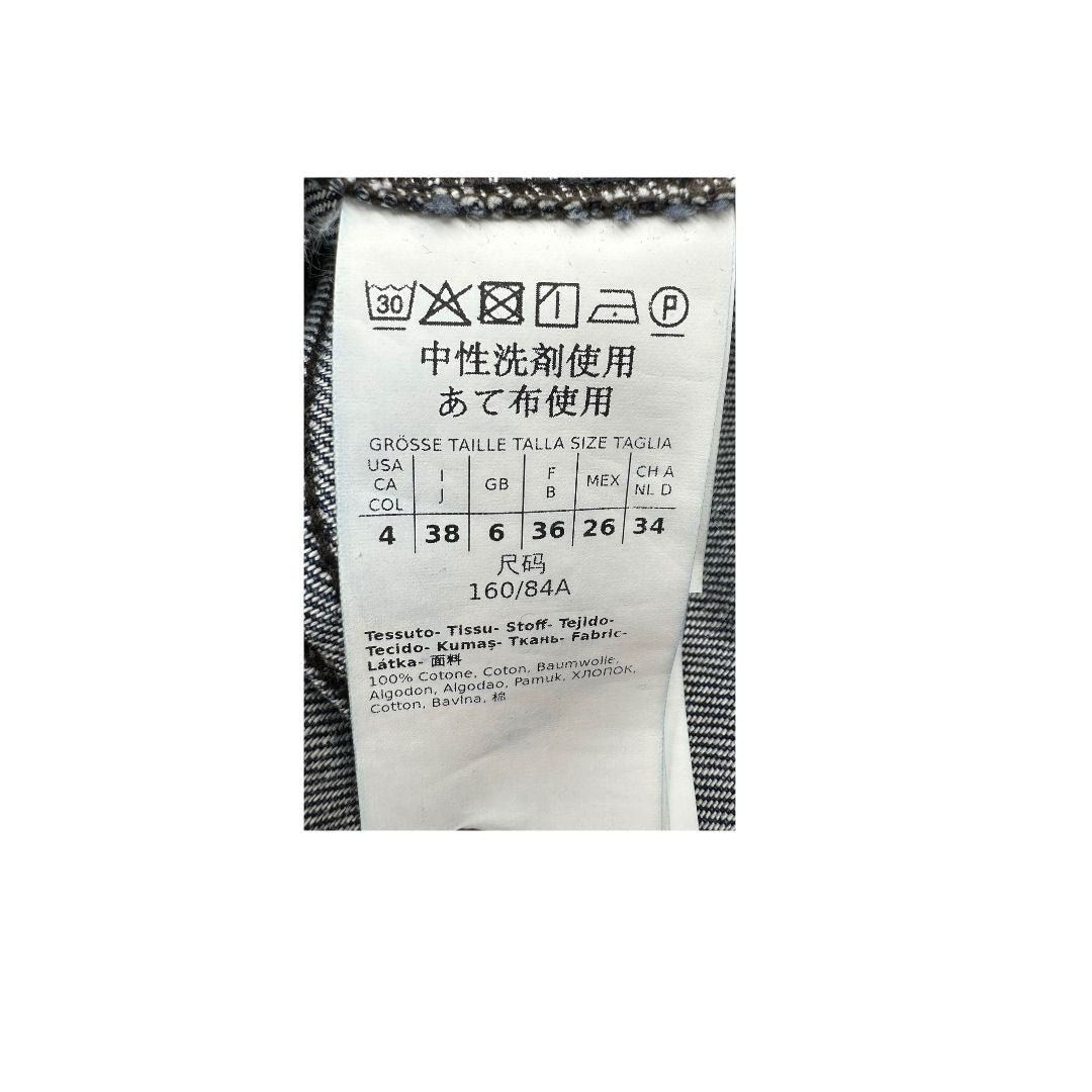 Giubbino Sportmax in denim con lavaggio blu scuro in 100% cotone; munito di colletto e chiusura a bottoni, di lusso, originale, ottime condizioni, usato.