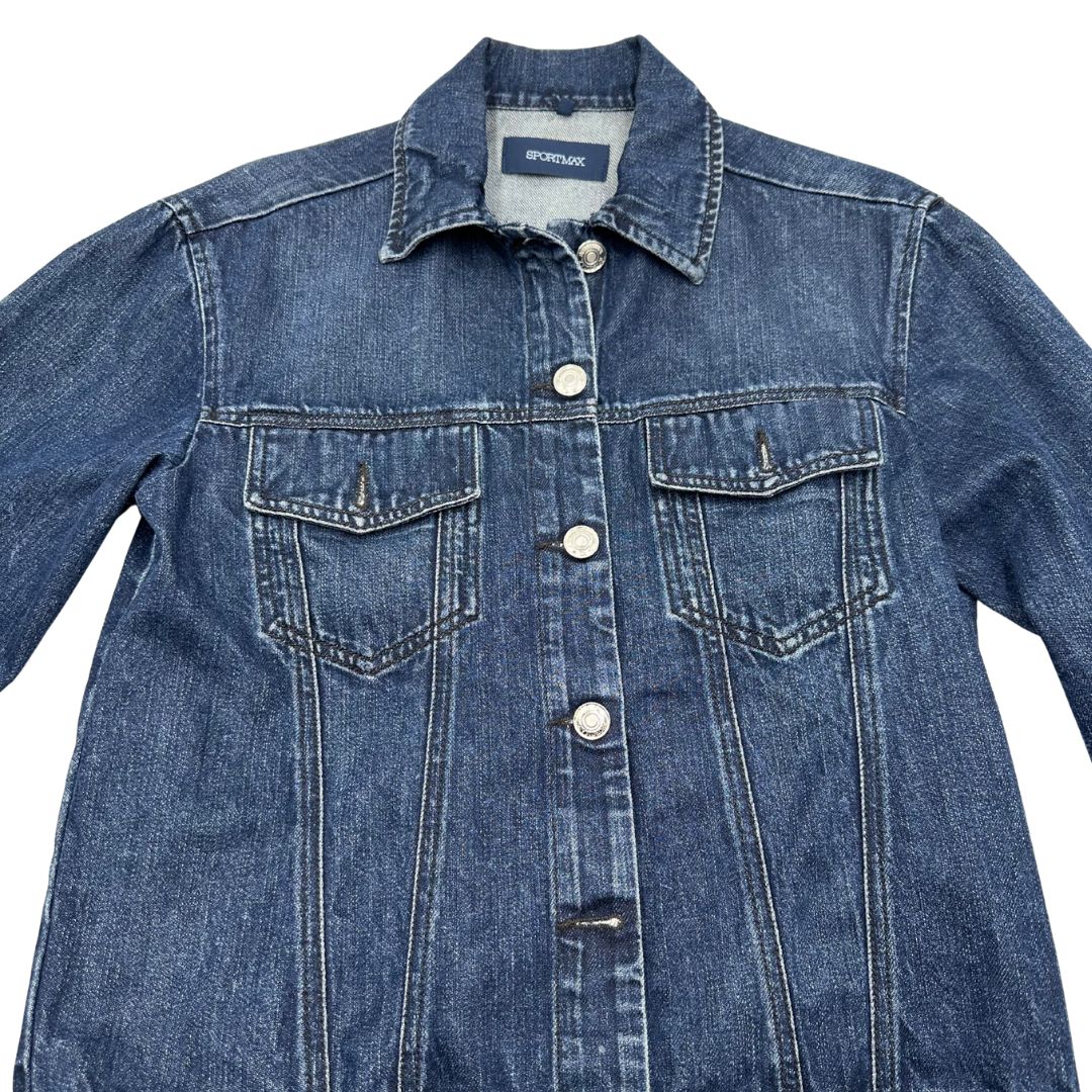 Giubbino Sportmax in denim con lavaggio blu scuro in 100% cotone; munito di colletto e chiusura a bottoni, di lusso, originale, ottime condizioni, usato.