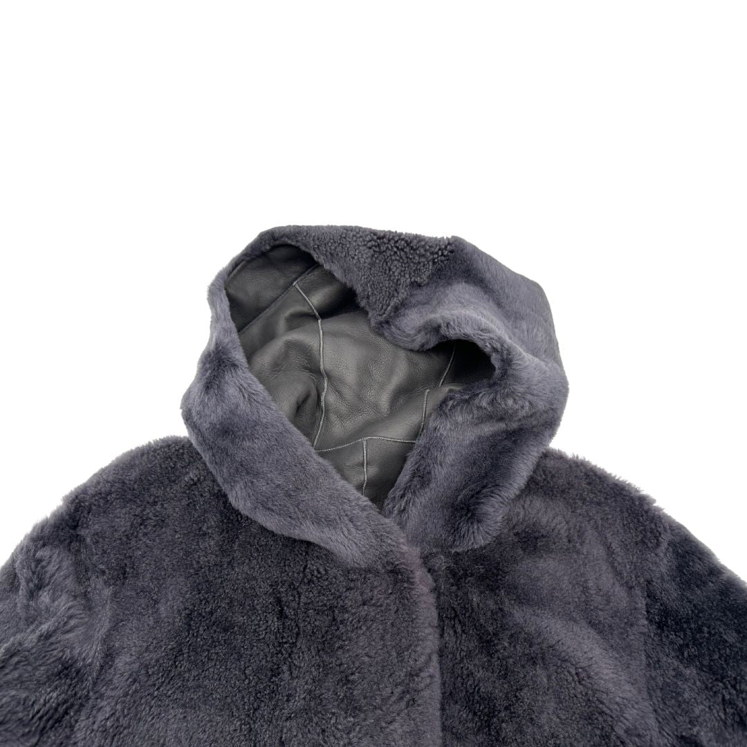 Cappotto Drome effetto pelo color blu carbone con interno in pelle, di lusso, originale, ottime condizioni, usato.