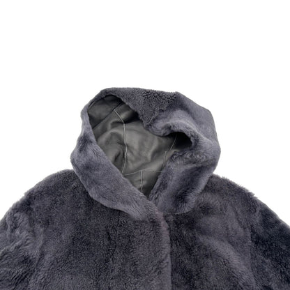 Cappotto Drome effetto pelo color blu carbone con interno in pelle, di lusso, originale, ottime condizioni, usato.