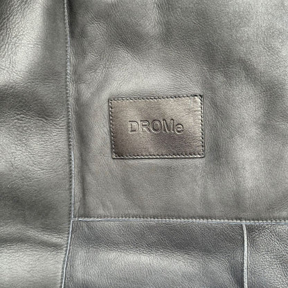 Cappotto Drome effetto pelo color blu carbone con interno in pelle, di lusso, originale, ottime condizioni, usato.