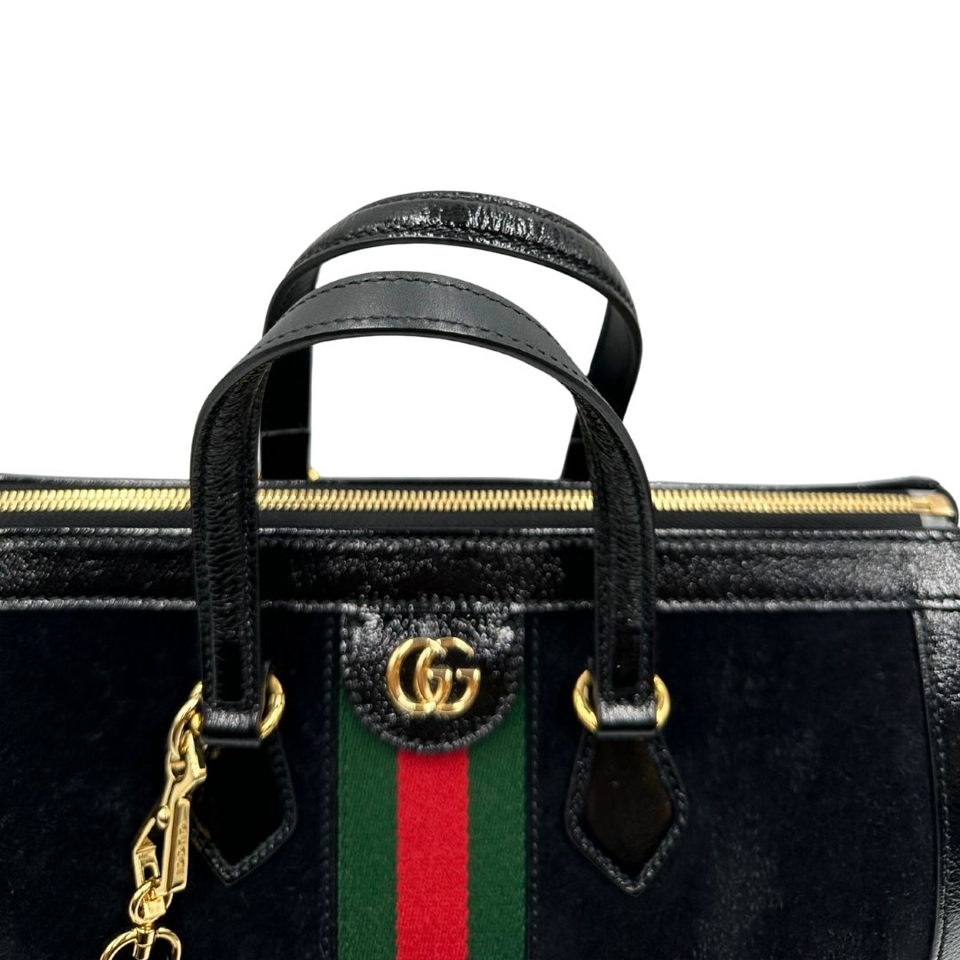 manici Borsa Gucci in pelle scamosciata nera con finiture in pelle tono su tono e parti metalliche dorate; munita di doppi manici e una tracolla amovibile e regolabile. Completa di dustbag, di lusso, originale, ottime condizioni, usato. 