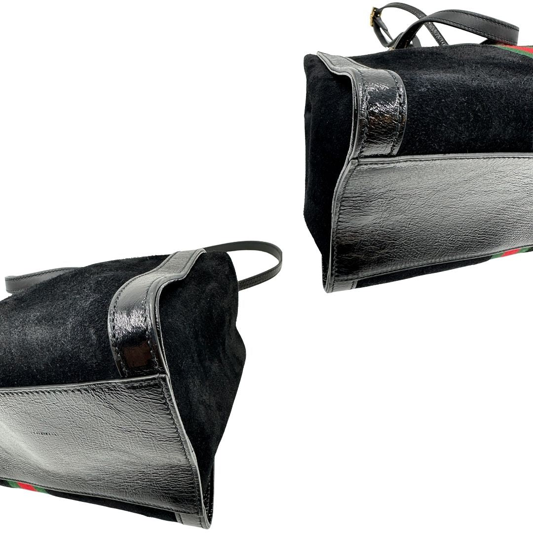 angoli Borsa Gucci in pelle scamosciata nera con finiture in pelle tono su tono e parti metalliche dorate; munita di doppi manici e una tracolla amovibile e regolabile. Completa di dustbag, di lusso, originale, ottime condizioni, usato. 