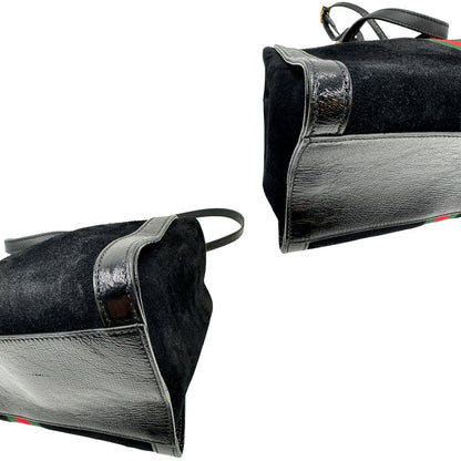 angoli Borsa Gucci in pelle scamosciata nera con finiture in pelle tono su tono e parti metalliche dorate; munita di doppi manici e una tracolla amovibile e regolabile. Completa di dustbag, di lusso, originale, ottime condizioni, usato. 