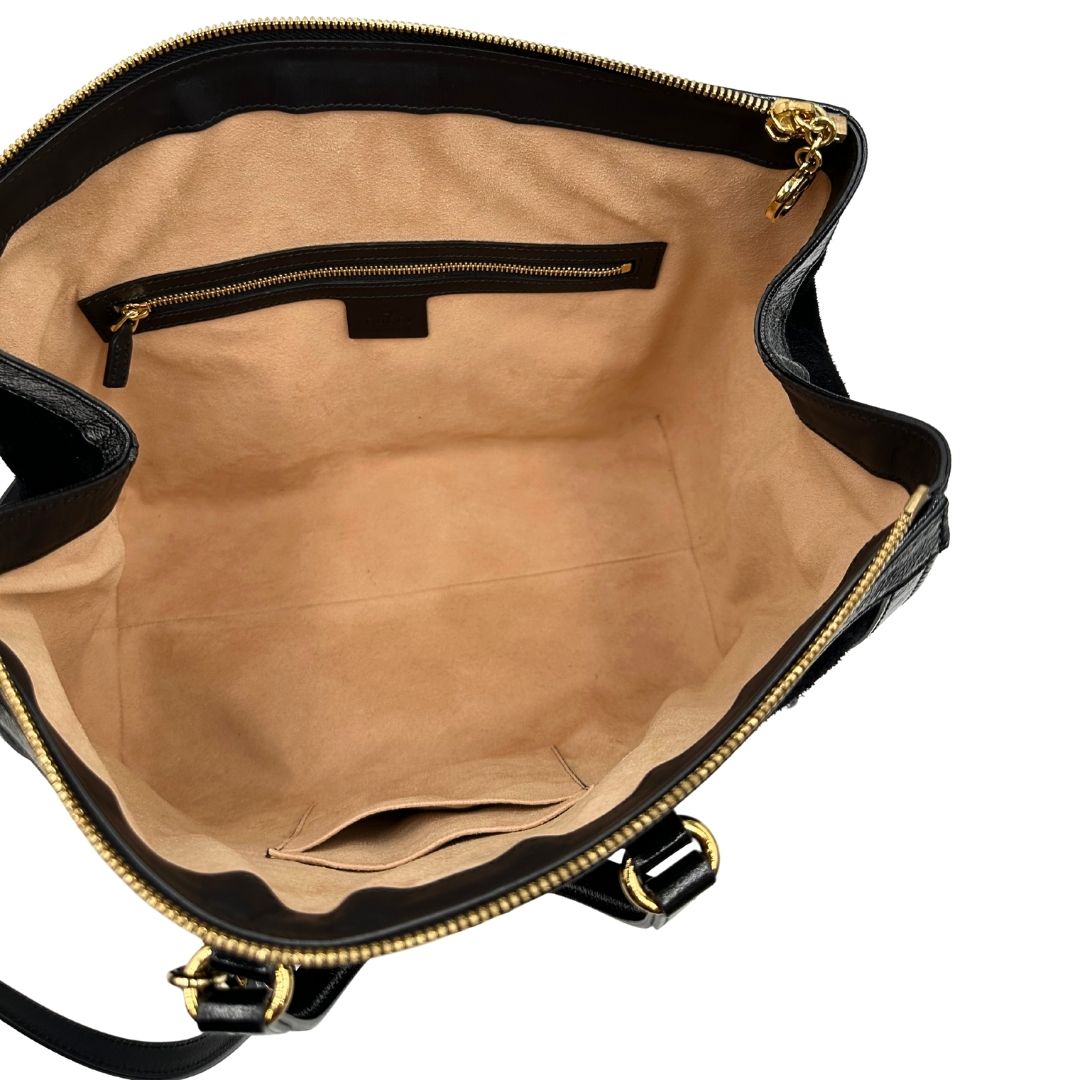 interno Borsa Gucci in pelle scamosciata nera con finiture in pelle tono su tono e parti metalliche dorate; munita di doppi manici e una tracolla amovibile e regolabile. Completa di dustbag, di lusso, originale, ottime condizioni, usato. 