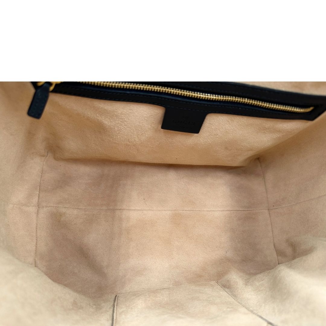 interno Borsa Gucci in pelle scamosciata nera con finiture in pelle tono su tono e parti metalliche dorate; munita di doppi manici e una tracolla amovibile e regolabile. Completa di dustbag, di lusso, originale, ottime condizioni, usato. 