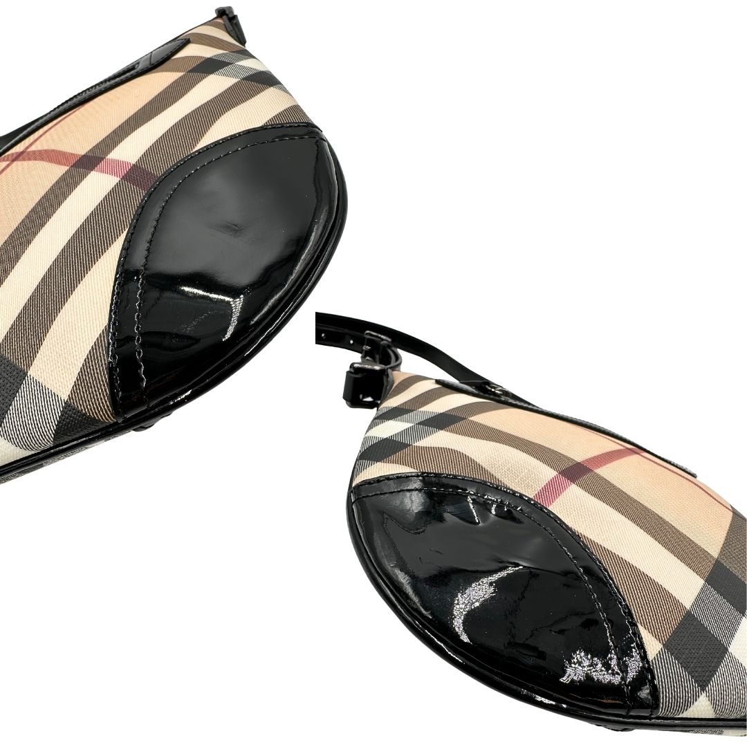 Angoli di una Borsa Burberry in canvas beige tartan con finiture in pelle nera lucida e parti metalliche effetto renio. Munita di una tracolla fissa regolabile con fibbia. Completa di dustbag. Originale, usata, di lusso, in ottime condizioni.