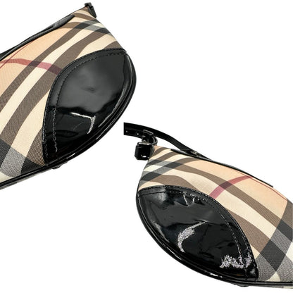 Angoli di una Borsa Burberry in canvas beige tartan con finiture in pelle nera lucida e parti metalliche effetto renio. Munita di una tracolla fissa regolabile con fibbia. Completa di dustbag. Originale, usata, di lusso, in ottime condizioni.