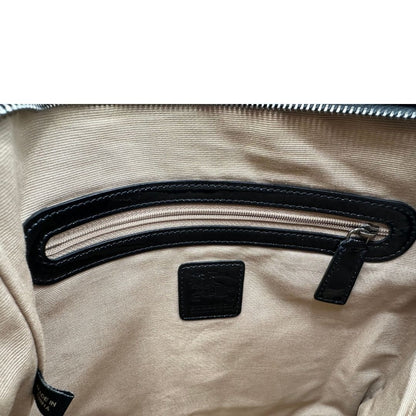 Interno di una Borsa Burberry in canvas beige tartan con finiture in pelle nera lucida e parti metalliche effetto renio. Munita di una tracolla fissa regolabile con fibbia. Completa di dustbag. Originale, usata, di lusso, in ottime condizioni.