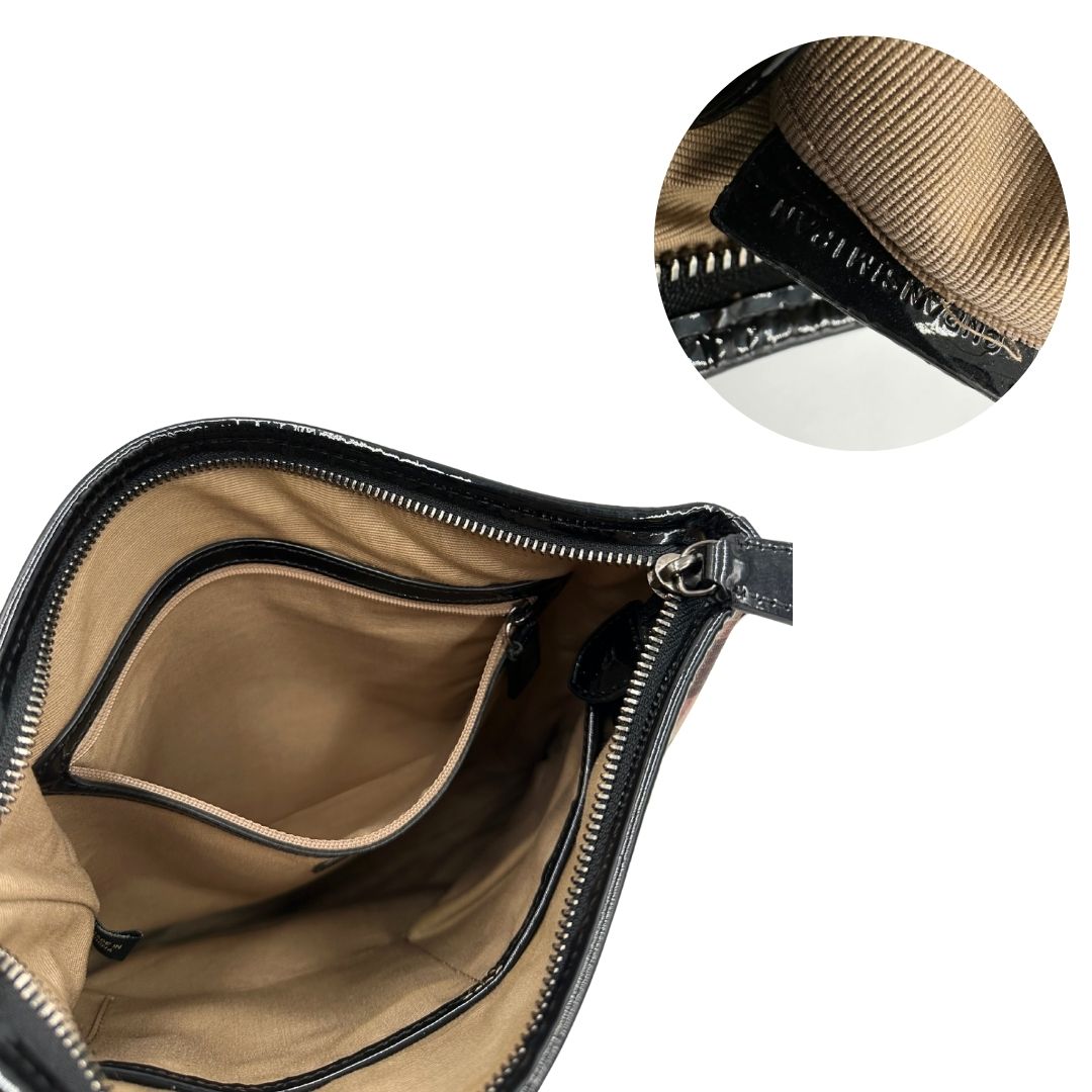 Interno di una Borsa Burberry in canvas beige tartan con finiture in pelle nera lucida e parti metalliche effetto renio. Munita di una tracolla fissa regolabile con fibbia. Completa di dustbag. Originale, usata, di lusso, in ottime condizioni.