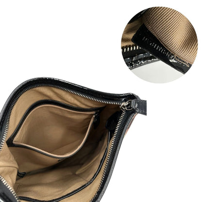 Interno di una Borsa Burberry in canvas beige tartan con finiture in pelle nera lucida e parti metalliche effetto renio. Munita di una tracolla fissa regolabile con fibbia. Completa di dustbag. Originale, usata, di lusso, in ottime condizioni.