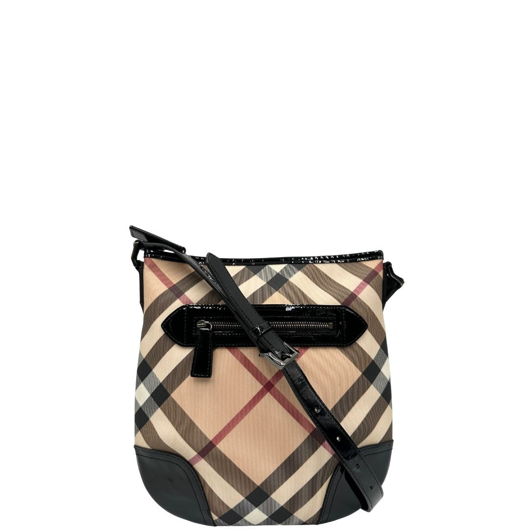Front di una Borsa Burberry in canvas beige tartan con finiture in pelle nera lucida e parti metalliche effetto renio. Munita di una tracolla fissa regolabile con fibbia. Completa di dustbag. Originale, usata, di lusso, in ottime condizioni.