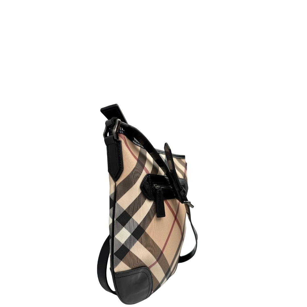 Lato destro di una Borsa Burberry in canvas beige tartan con finiture in pelle nera lucida e parti metalliche effetto renio. Munita di una tracolla fissa regolabile con fibbia. Completa di dustbag. Originale, usata, di lusso, in ottime condizioni.