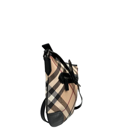 Lato destro di una Borsa Burberry in canvas beige tartan con finiture in pelle nera lucida e parti metalliche effetto renio. Munita di una tracolla fissa regolabile con fibbia. Completa di dustbag. Originale, usata, di lusso, in ottime condizioni.