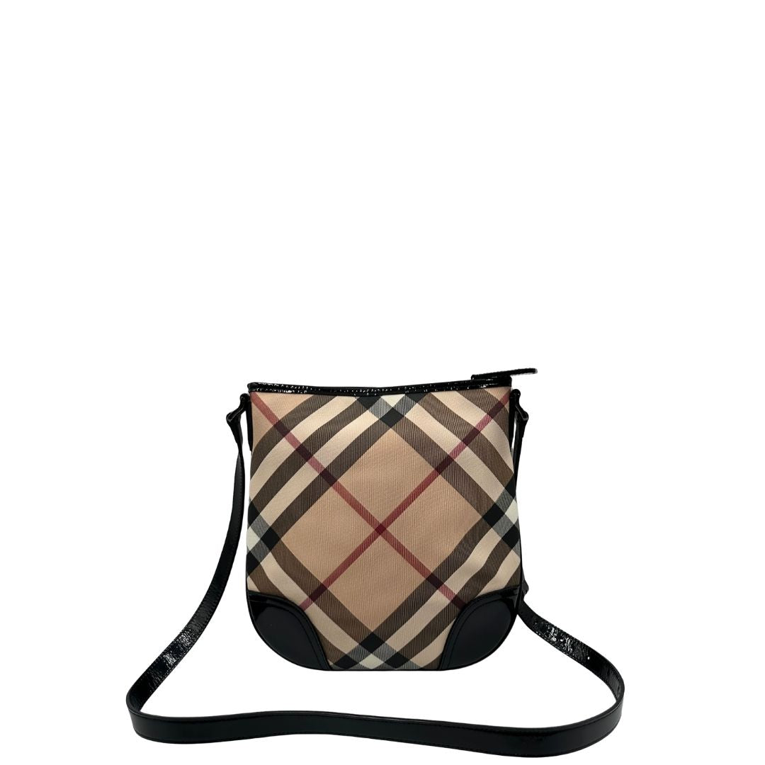 Retro di una Borsa Burberry in canvas beige tartan con finiture in pelle nera lucida e parti metalliche effetto renio. Munita di una tracolla fissa regolabile con fibbia. Completa di dustbag. Originale, usata, di lusso, in ottime condizioni.