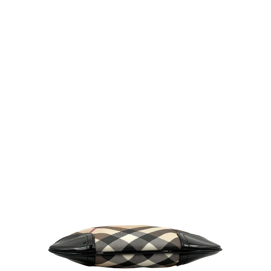 Base di una Borsa Burberry in canvas beige tartan con finiture in pelle nera lucida e parti metalliche effetto renio. Munita di una tracolla fissa regolabile con fibbia. Completa di dustbag. Originale, usata, di lusso, in ottime condizioni.