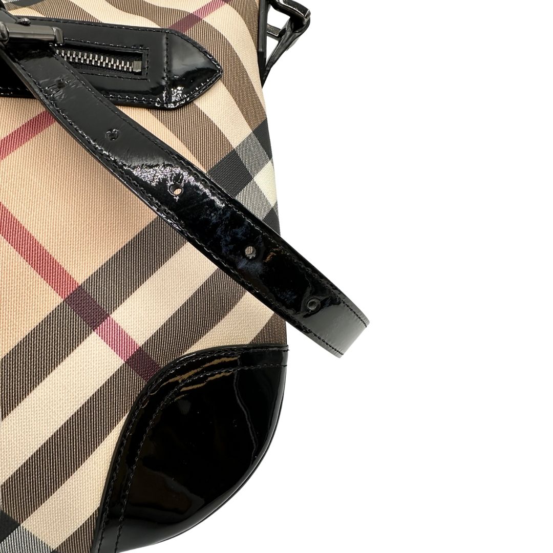 Borsa Burberry in canvas beige tartan con finiture in pelle nera lucida e parti metalliche effetto renio. Munita di una tracolla fissa regolabile con fibbia. Completa di dustbag. Originale, usata, di lusso, in ottime condizioni.
