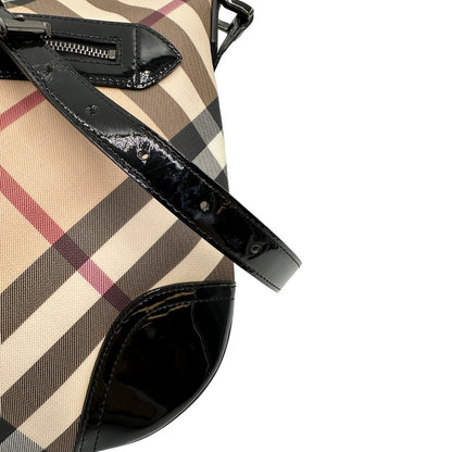 Borsa Burberry in canvas beige tartan con finiture in pelle nera lucida e parti metalliche effetto renio. Munita di una tracolla fissa regolabile con fibbia. Completa di dustbag. Originale, usata, di lusso, in ottime condizioni.