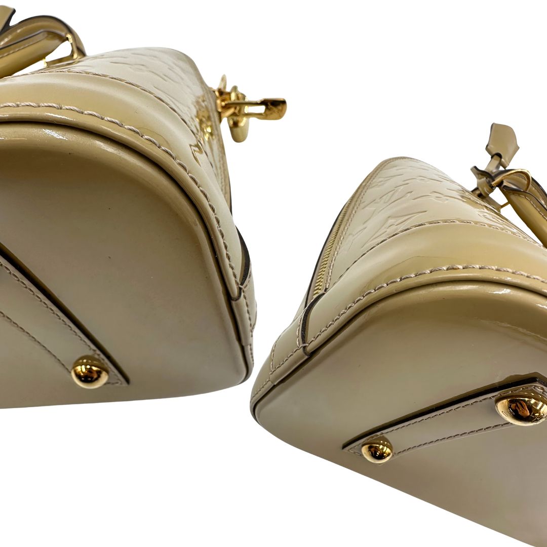 Angoli di una borsa Alma PM Louis Vuitton in pelle Vernis color noisette con parti metalliche dorate e doppi manici stondati; da portare a mano. Completa di lucchetto e chiavi.