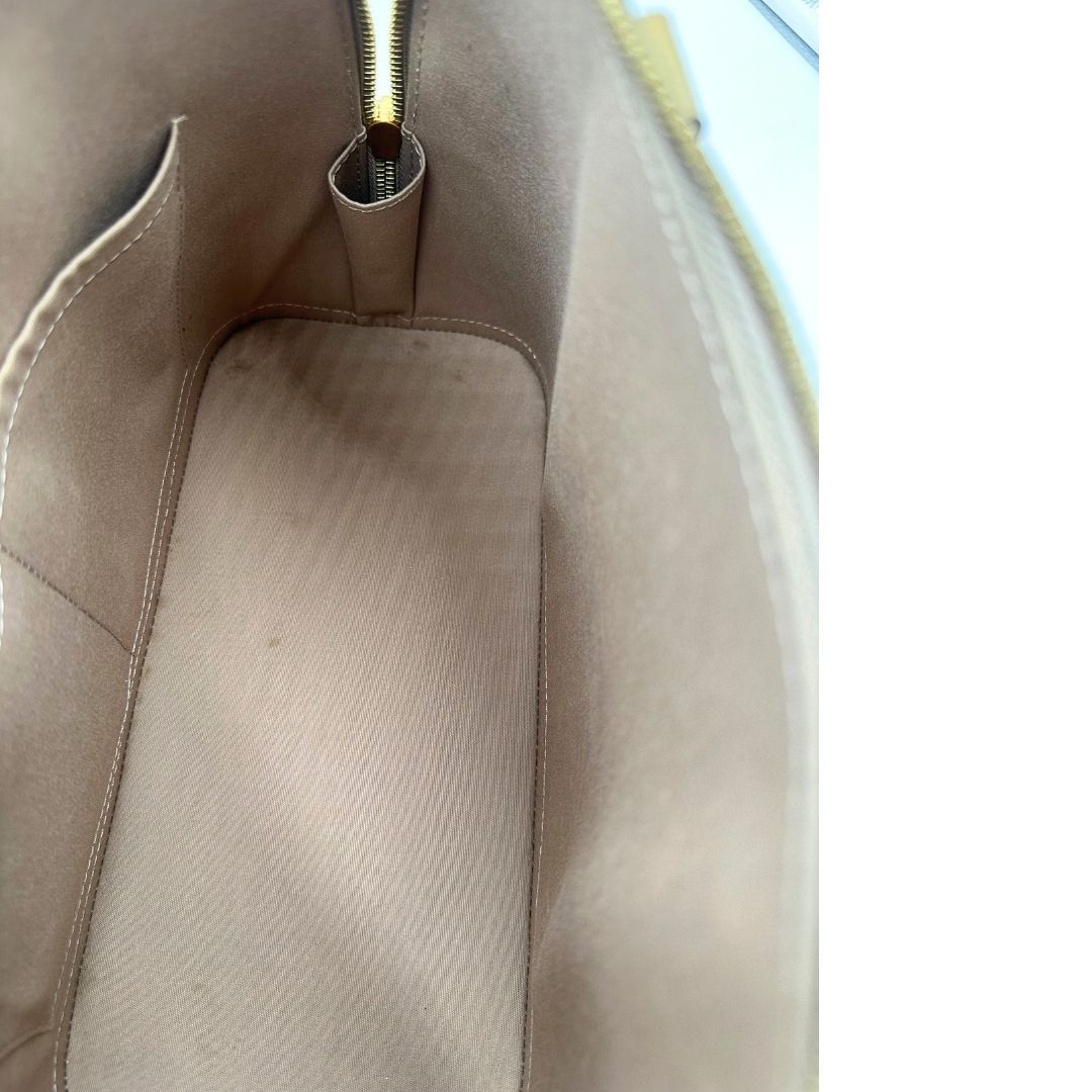 Interno di una borsa Alma PM Louis Vuitton in pelle Vernis color noisette con parti metalliche dorate e doppi manici stondati; da portare a mano. Completa di lucchetto e chiavi.