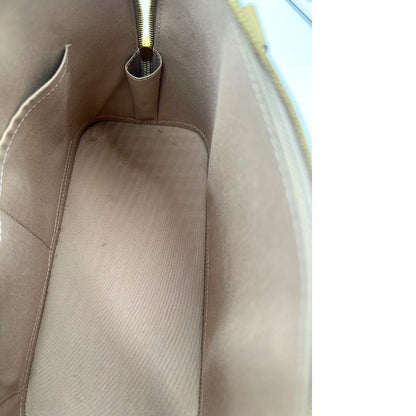 Interno di una borsa Alma PM Louis Vuitton in pelle Vernis color noisette con parti metalliche dorate e doppi manici stondati; da portare a mano. Completa di lucchetto e chiavi.