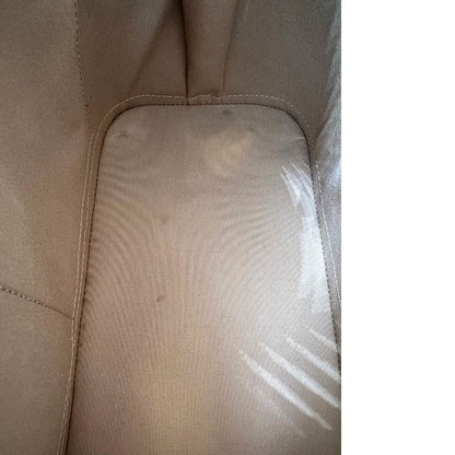 Interno di una borsa Alma PM Louis Vuitton in pelle Vernis color noisette con parti metalliche dorate e doppi manici stondati; da portare a mano. Completa di lucchetto e chiavi.
