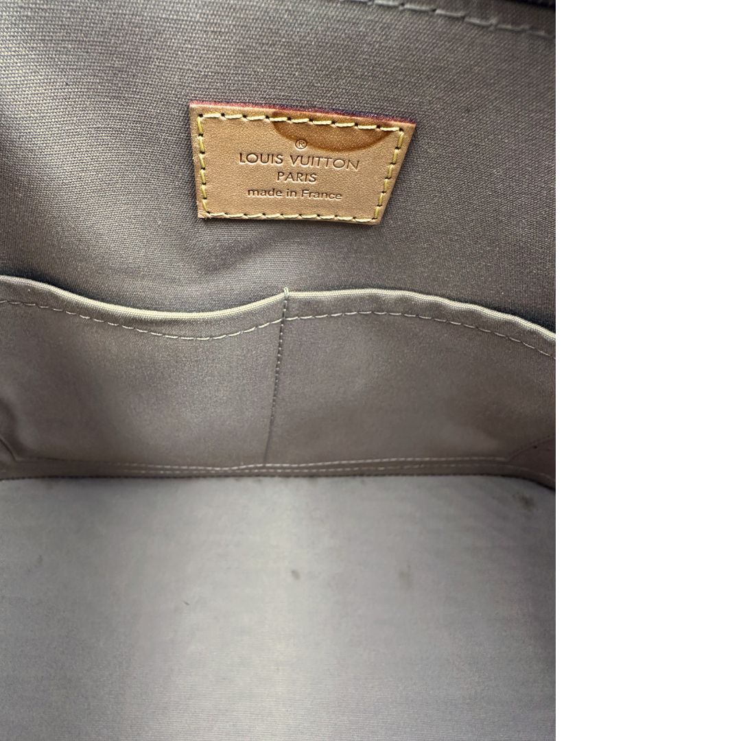 Interno di una borsa Alma PM Louis Vuitton in pelle Vernis color noisette con parti metalliche dorate e doppi manici stondati; da portare a mano. Completa di lucchetto e chiavi.